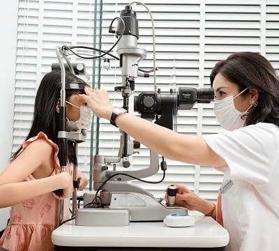 Việt Nam có khoảng 5 triệu trẻ độ tuổi đến trường mắc các tật khúc xạ