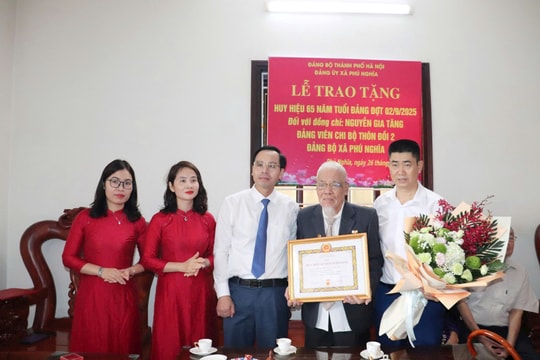 22 đảng viên xã Phú Nghĩa nhận Huy hiệu Đảng đợt 2-9