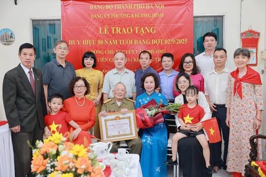 188 đảng viên phường Khương Đình được tặng, truy tặng Huy hiệu Đảng