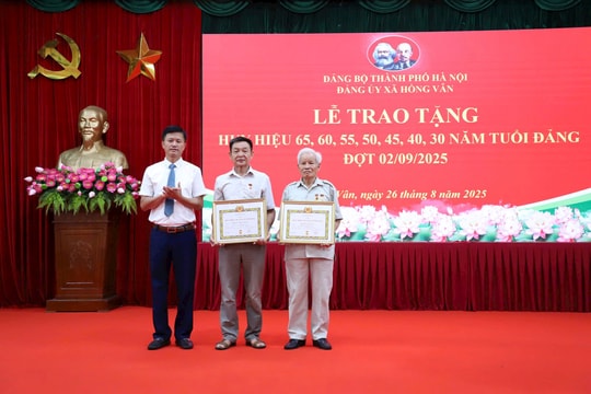 Đảng bộ xã Hồng Vân trao Huy hiệu Đảng tặng 45 đảng viên