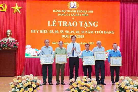 Xã Hát Môn trao Huy hiệu Đảng tặng 60 đảng viên đợt 2-9