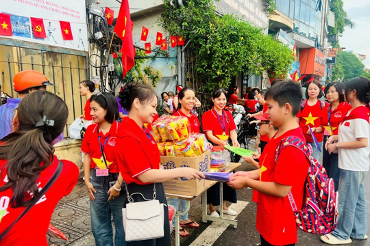 Phường Ba Đình (Hà Nội) 40 điểm phát miễn phí nhu yếu phẩm cho người dân xem diễu binh
