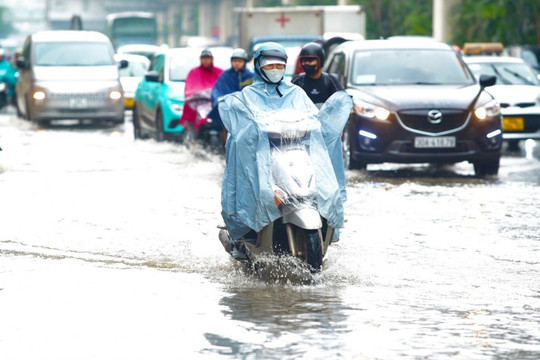Thủ tướng chỉ đạo tập trung ứng phó bão số 5, bảo đảm an toàn tính mạng Nhân dân