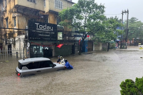 Hà Nội: Nhiều tuyến phố bị ngập úng cục bộ, đề phòng sạt lở ở ngoại thành