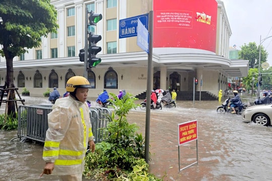 CSGT Hà Nội đội mưa, phân luồng giúp dân tránh ngập