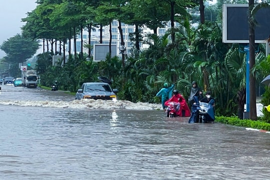 Nhiều tuyến đường Hà Nội ngập sâu, phương tiện chết máy