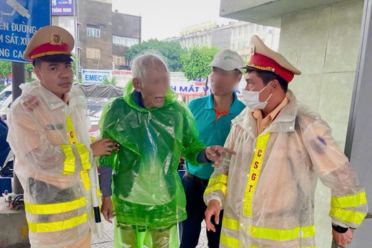 Cảnh sát giao thông Hà Nội Giúp cụ ông 84 tuổi đi lạc trong mưa lớn trở về gia đình