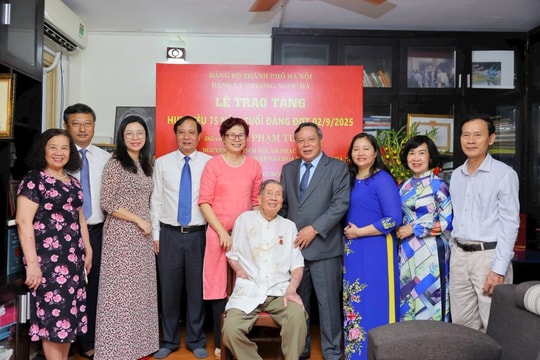 Phó Bí thư Thường trực Thành ủy Hà Nội Nguyễn Văn Phong Trao Huy hiệu 75 năm tuổi Đảng tặng nhạc sĩ Phạm Tuyên