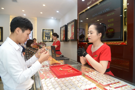 Mua bán vàng từ 20 triệu đồng/ngày trở lên phải thanh toán qua tài khoản ngân hàng