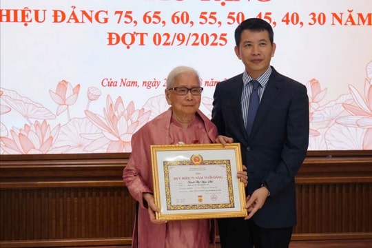 107 đảng viên phường Cửa Nam vinh dự nhận Huy hiệu Đảng đợt 2-9
