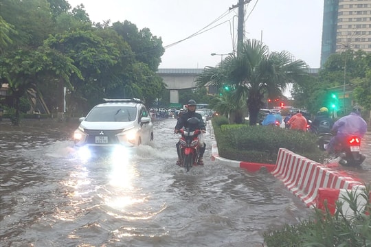 Hà Nội ngập úng nhiều tuyến phố