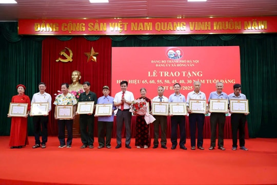 Đảng bộ xã Hồng Vân trao Huy hiệu Đảng tặng 45 đảng viên