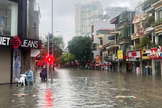 Mưa to, kéo dài nhiều tuyến phố Hà Nội ngập sâu, giao thông tê liệt