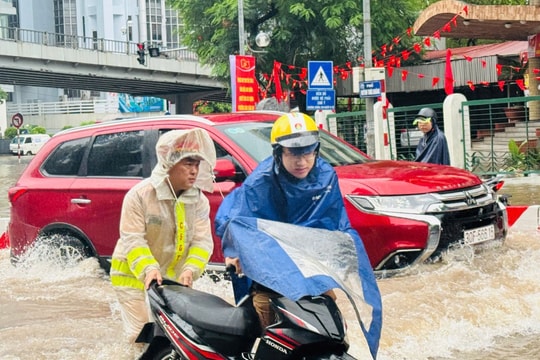 Công an Hà Nội căng mình phân luồng, hỗ trợ người dân tại các "điểm nóng" ngập úng