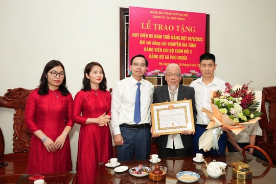 Xã Phú Nghĩa trao tặng Huy hiệu Đảng đợt 2/9 cho các đảng viên lão thành