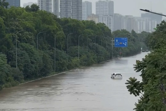 Vì sao nhiều tuyến phố Hà Nội ngập sâu khi mưa lớn?