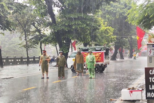 Ngoại thành Hà Nội căng mình ứng phó mưa lớn do hoàn lưu bão số 5