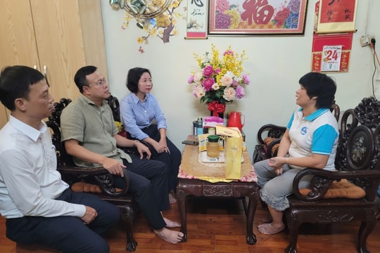 Phó Chủ tịch Thường trực Ủy ban MTTQ Việt Nam Thành phố Bùi Huyền Mai tặng quà cá nhân tiêu biểu phường Ba Đình