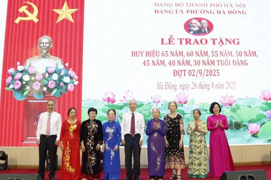Phường Hà Đông trao Huy hiệu Đảng tặng 414 đảng viên