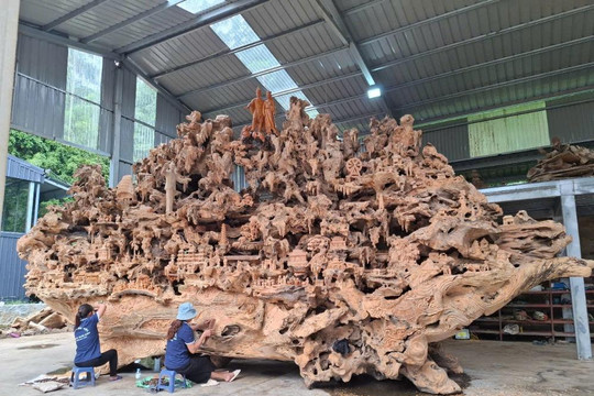 Tác phẩm Non bộ “Cội nguồn” là một “khúc tráng ca” bằng gỗ lũa trai vàng