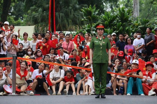 Hình ảnh đẹp của phụ nữ Công an Thủ đô trong Lễ diễu binh, diễu hành A80