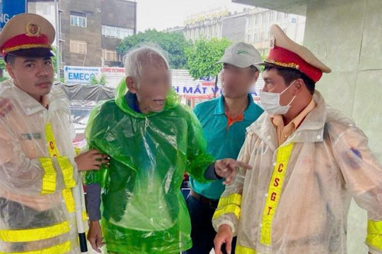 CSGT Hà Nội giúp cụ ông 84 năm tuổi đi lạc trong mưa lớn trở về với gia đình
