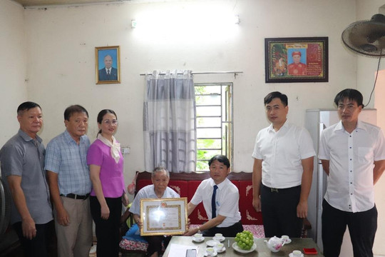 Xã Thuận An: Trao tặng Huy hiệu Đảng cho đảng viên lão thành dịp 2/9