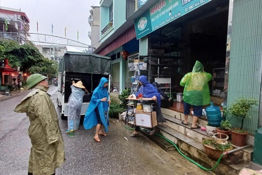 Xã Yên Xuân di chuyển người dân khu vực sạt lở đến nơi tránh trú an toàn