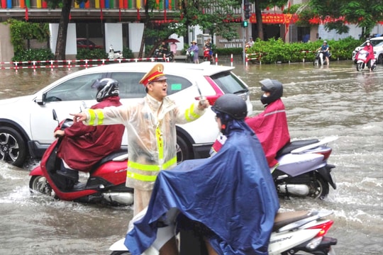 Hà Nội: Lực lượng Công an căng mình phân luồng giao thông trong mưa ngập