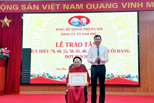 Xã Nam Phù trao Huy hiệu Đảng tặng 42 đảng viên đợt 2-9