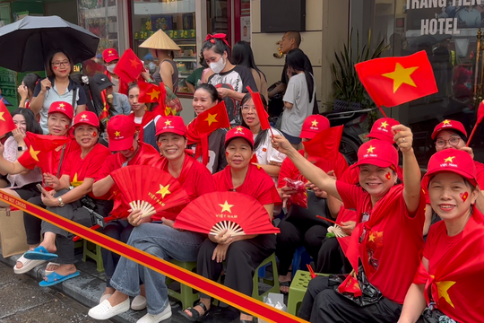 Sắc đỏ giữa trời mưa - Người dân háo hức chờ sơ duyệt sự kiện A80