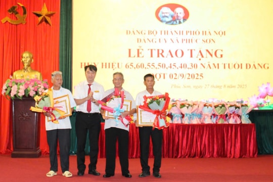 Xã Phúc Sơn trao tặng, truy tặng Huy hiệu Đảng dịp Quốc khánh 2-9