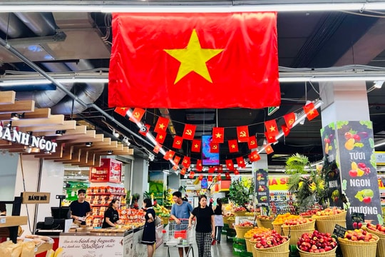 WinMart tặng nước uống miễn phí dọc tuyến đường diễu binh