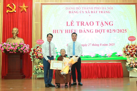 Xã Bát Tràng: 40 đảng viên vinh dự nhận Huy hiệu Đảng đợt 2-9