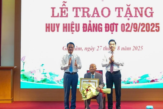 Chủ nhiệm Ủy ban Kiểm tra Thành ủy Hoàng Trọng Quyết dự Lễ trao Huy hiệu Đảng tại xã Gia Lâm