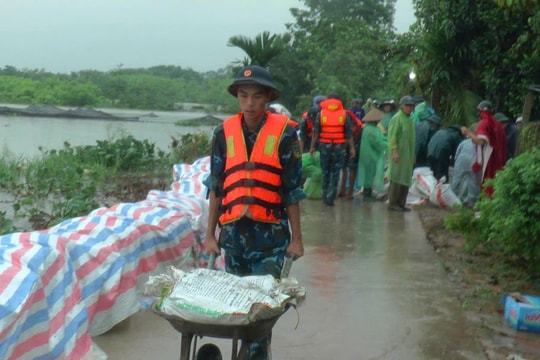 Phường Tùng Thiện huy động hàng trăm người xuyên đêm đắp đê chống lũ