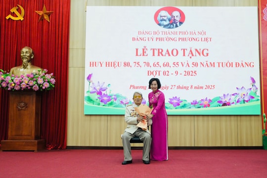 Phường Phương Liệt có 245 đảng viên nhận Huy hiệu Đảng đợt 2-9