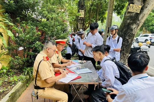 Hà Nội mở tháng cao điểm an toàn giao thông cho học sinh đến trường