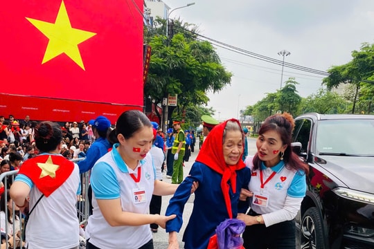 Kịp thời hỗ trợ người dân gặp sự cố khi theo dõi diễu binh, diễu hành