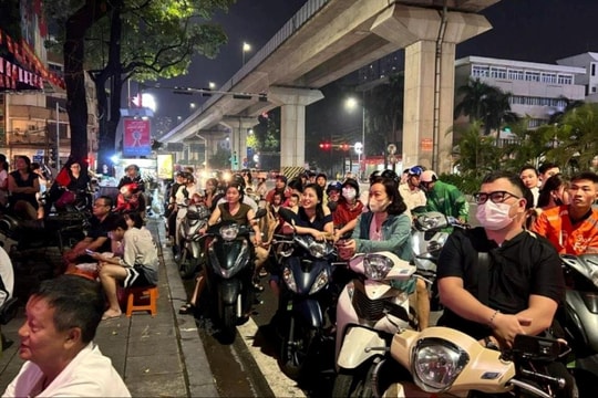 Đông đảo người dân Thủ đô theo dõi sơ duyệt diễu binh qua màn hình LED