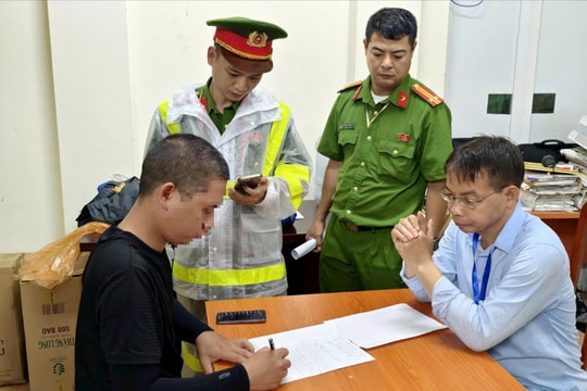 Xử phạt bãi trông xe tự phát gần Quảng trường Ba Đình trước giờ sơ duyệt A80
