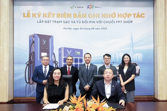 V-Green và FPT Retail triển khai hàng nghìn điểm sạc ô tô điện và đổi pin xe máy điện