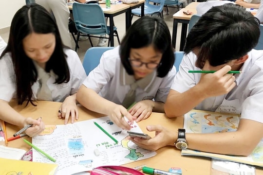 Hà Nội siết chặt quản lý việc học sinh sử dụng điện thoại trong trường học
