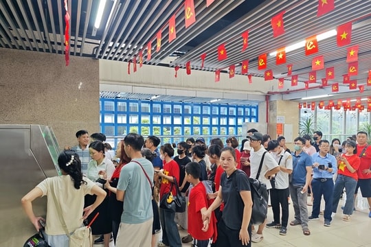 Hướng dẫn người dân, du khách sử dụng phương tiện công cộng miễn phí