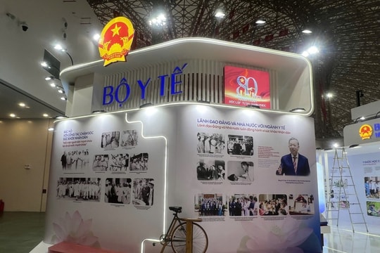 Bộ Y tế Trải nghiệm công nghệ VR tại gian hàng “80 năm Y tế Việt Nam”