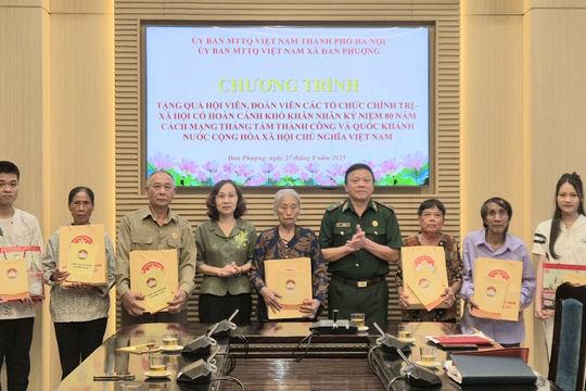 Lãnh đạo Mặt trận TP Hà Nội tặng quà hội viên khó khăn tại xã Đan Phượng