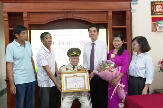 Lãnh đạo xã Gia Lâm trao Huy hiệu Đảng tại nhà cho các đảng viên cao tuổi