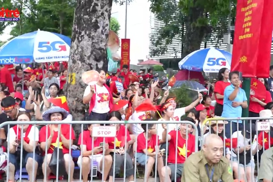 Người dân đội mưa, hát ca chờ xem diễu binh A80