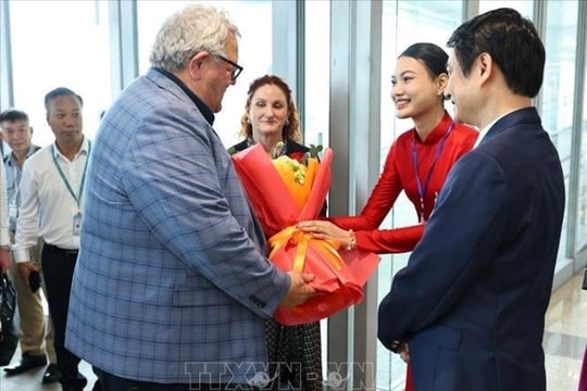 Chủ tịch Quốc hội New Zealand đến Hà Nội, bắt đầu thăm chính thức Việt Nam