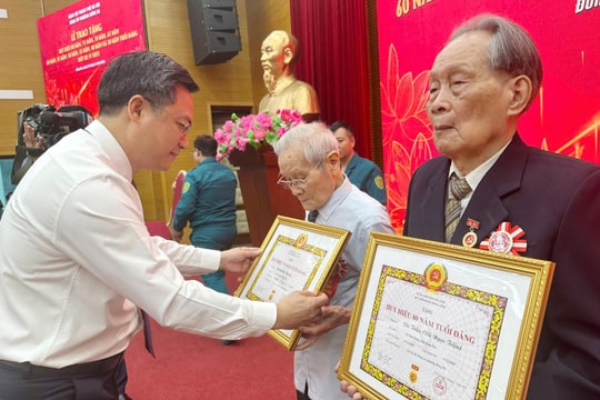 Phường Đống Đa có 190 đảng viên vinh dự nhận Huy hiệu Đảng